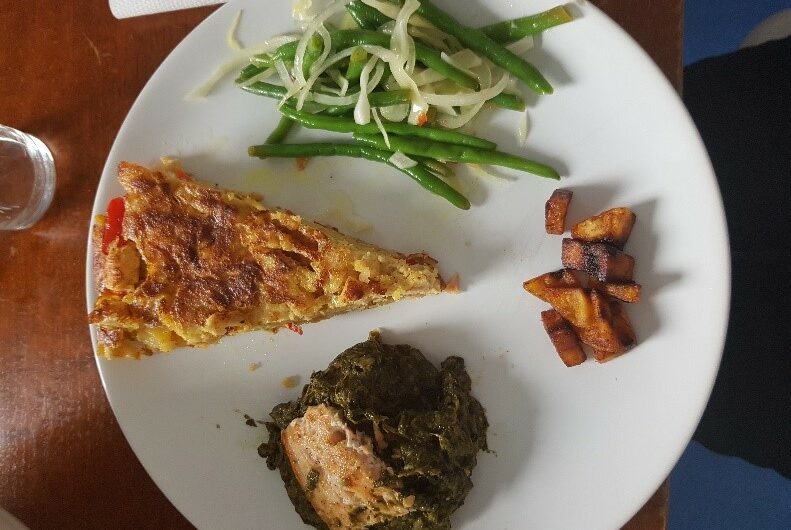 « Tortilla » congolaise avec épinards/saumon, bananes plantain frites et salade de choux et d’haricots verts